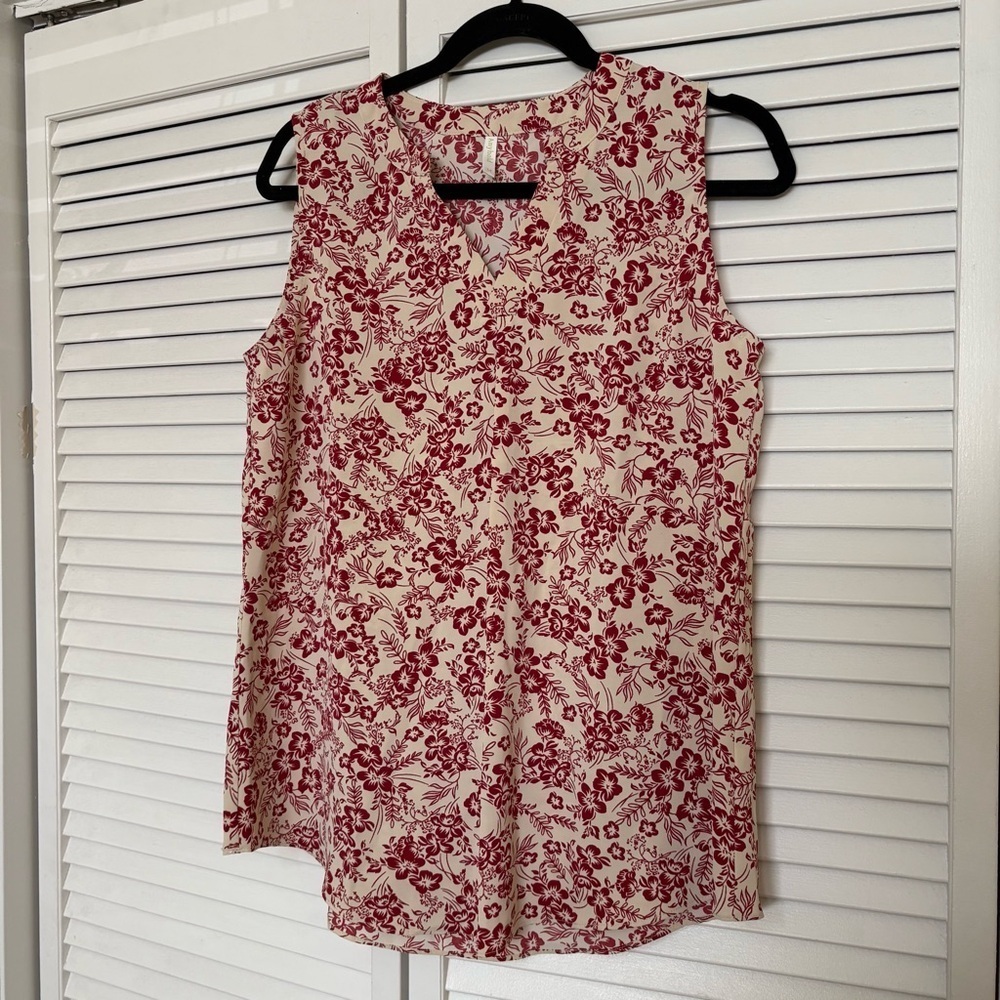 Chic Floral Sleeveless Blouse - Red on Cream - Picture 2 of 4